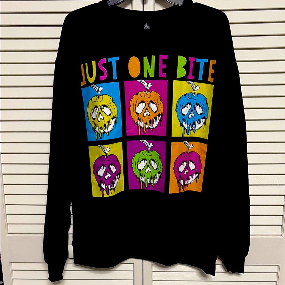 NWT Disney Snow White Poison Apple Crewneck Sweatshirt Large